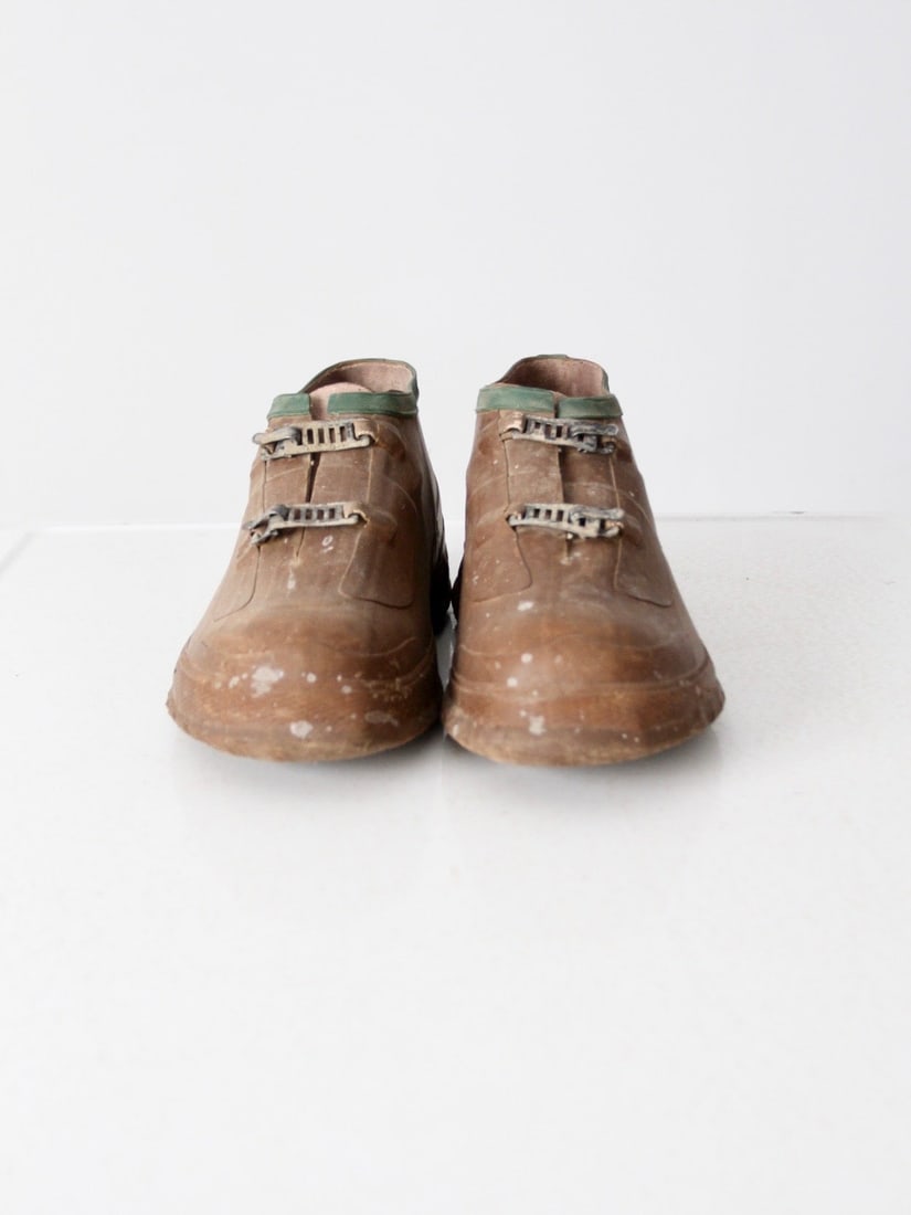 Northerner Vintage Men's Rubber Boots with Buckle and Green Trim: Northerner Vintage Men's Rubber Boots with Buckle and Green Trim Step out in style with these Vintage Men's Rubber Boots by Northerner. Crafted in a rich brown hue, these boots showcase a unique desig