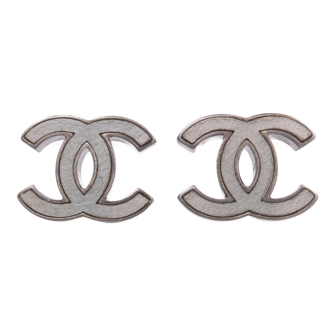 CHANEL Pierced Earrings Green Tone Metal CC Logo Design: CHANEL Pierced Earrings Green Tone Metal CC Logo Design These CHANEL CC earrings feature a distinctive dusty green color and are crafted from unspecified metal. Designed for pierced ears, they offer a