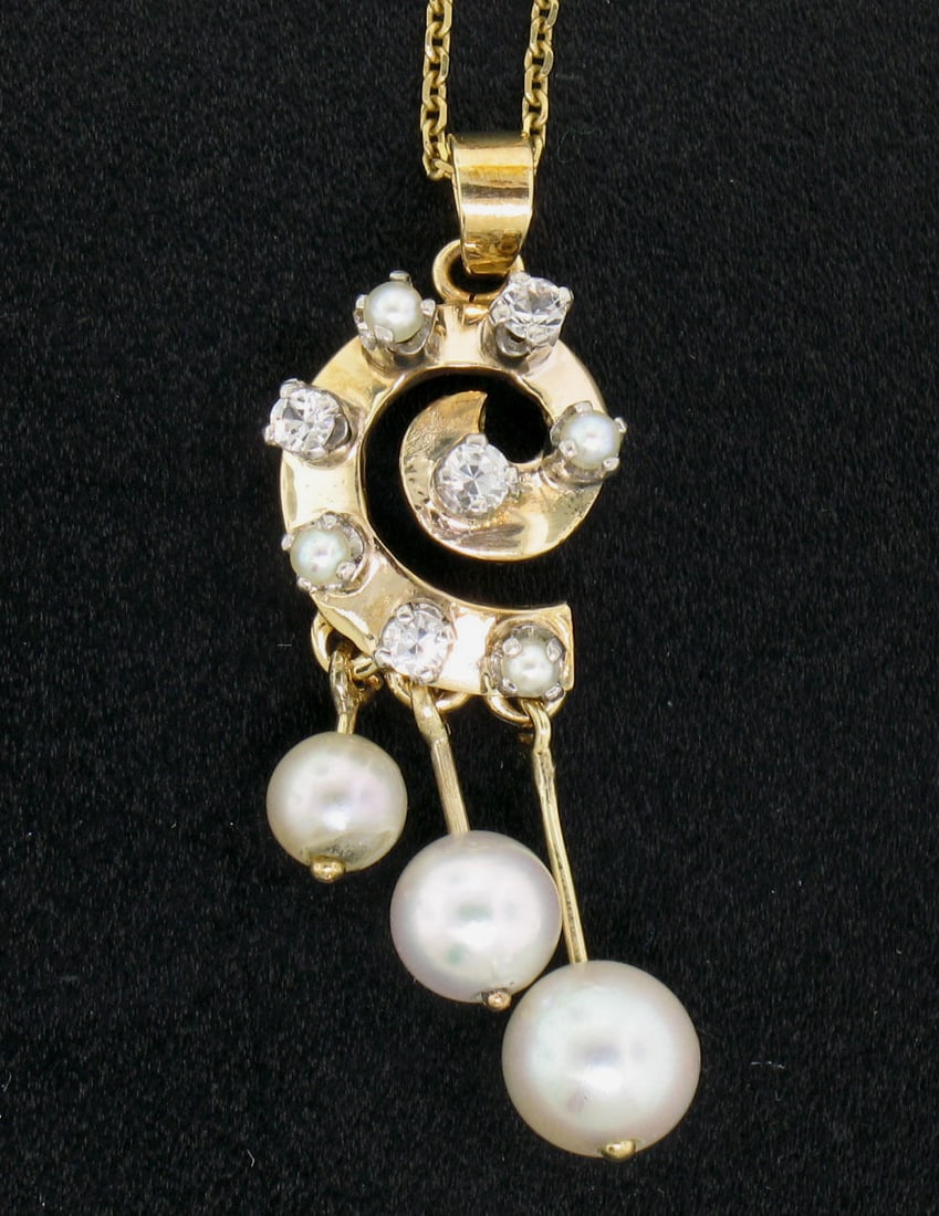 Vintage 14K Yellow Gold Spiral Pendant Necklace with Pearl and Diamond: Vintage 14K Yellow Gold Spiral Pendant Necklace with Pearl and Diamond This exquisite vintage pendant necklace features a stunning spiral design crafted from solid 14K yellow gold. It showcases a beau