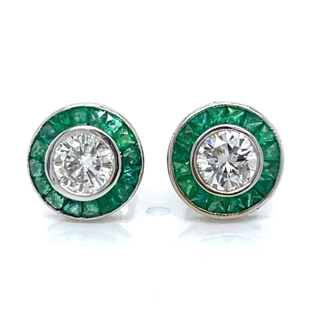 Diamond and Emerald Stud Earrings in 18K White Gold 2.2 Grams: Diamond and Emerald Stud Earrings in 18K White Gold 2.2 Grams These elegant stud earrings are crafted from 18K white gold and feature a total of two diamonds with a combined weight of 0.82 carats, exh