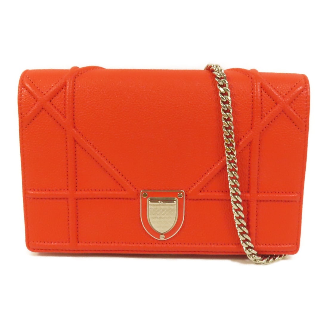 Diorama CD Wallet On Chain Red Calfskin Shoulder Bag: Diorama CD Wallet On Chain Red Calfskin Shoulder Bag This Christian Dior Diorama Wallet On Chain shoulder bag features luxurious red calfskin leather and a sleek, compact design. Crafted in France, th