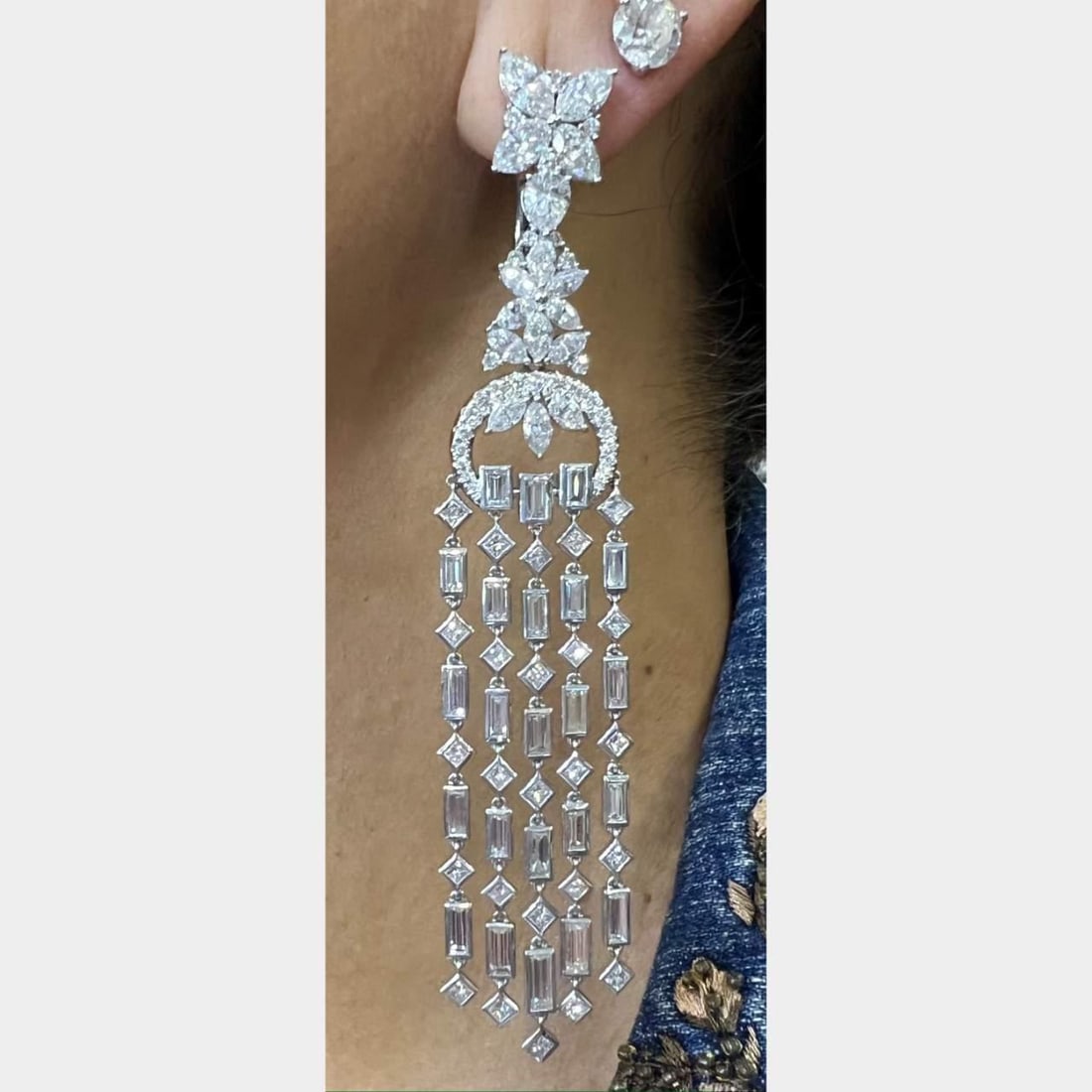 Platinum 19.60 Ct Diamond Chandelier Earrings F-H VS1-SI1: Platinum 19.60 Ct Diamond Chandelier Earrings F-H VS1-SI1 Exquisite Platinum Chandelier Earrings featuring a stunning total weight of 19.60 Ct. These elegant earrings are adorned with 50 Round Diamond