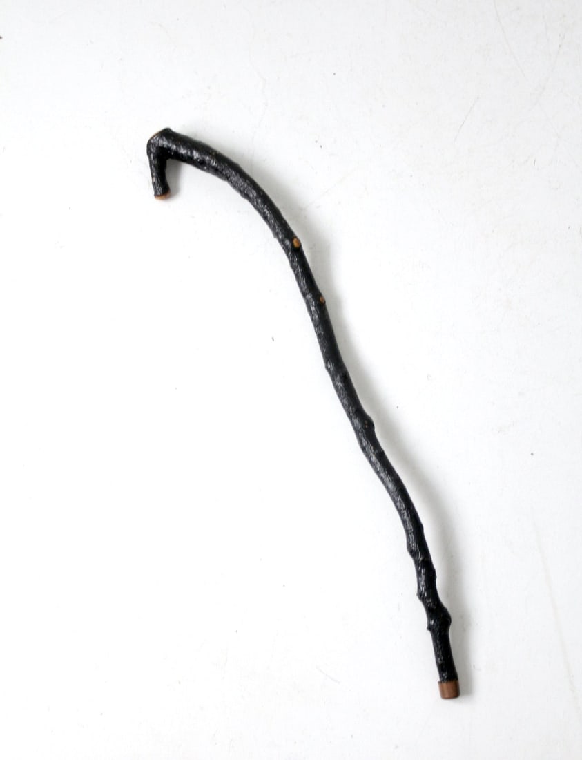 Timeless Vintage Rustic Wood Walking Stick 32.5 Inch Charm: Timeless Vintage Rustic Wood Walking Stick 32.5 Inch Charm Discover this timeless vintage walking stick, beautifully crafted from a natural wood branch. Its dark tone and organic shape offer a unique 