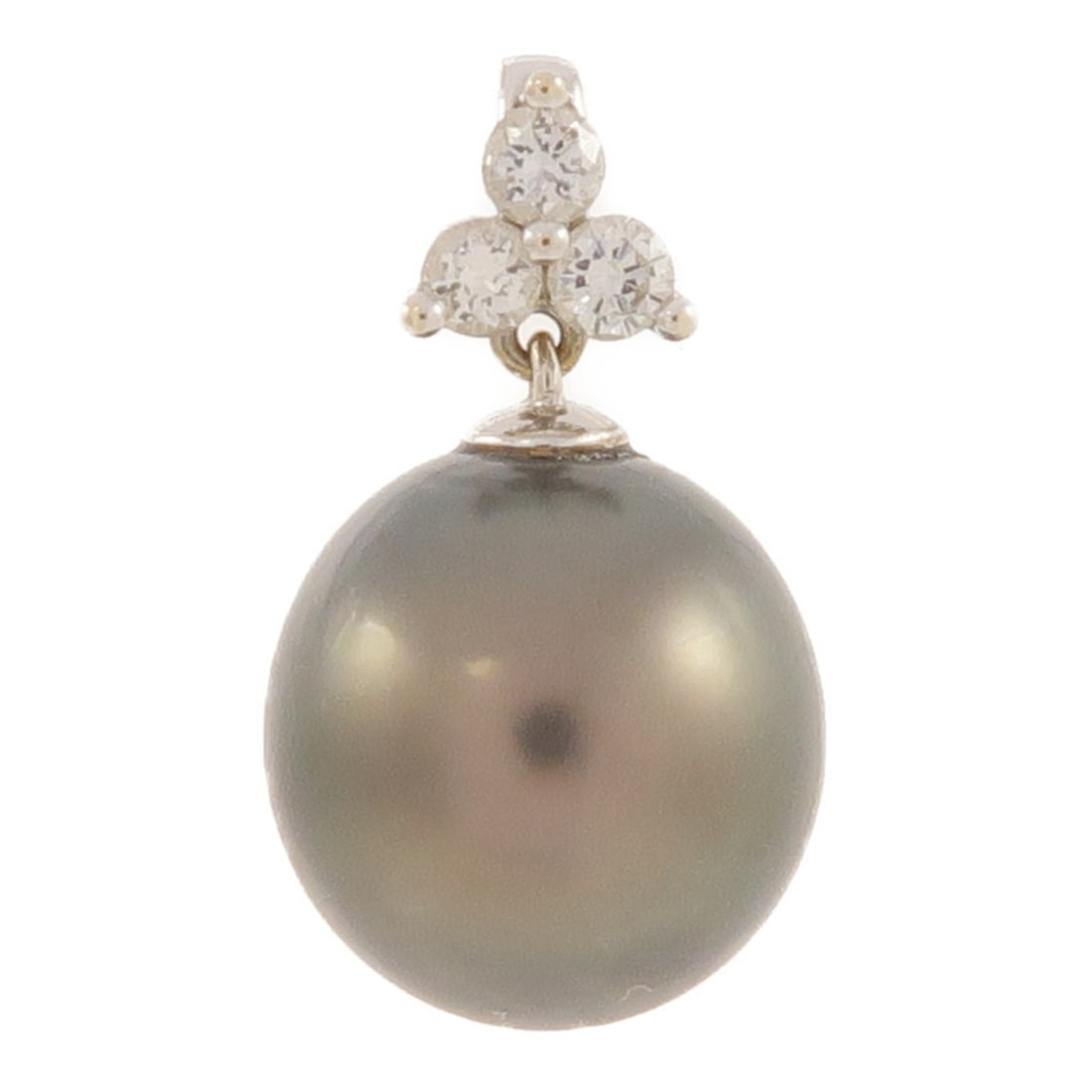 Pearl K18WG White Gold Pendant Top JEWELRY: Pearl K18WG White Gold Pendant Top JEWELRY This elegant women's pendant features a lustrous pearl set in 18K white gold. The pendant top is designed in a classic style with a silver-toned frame, makin
