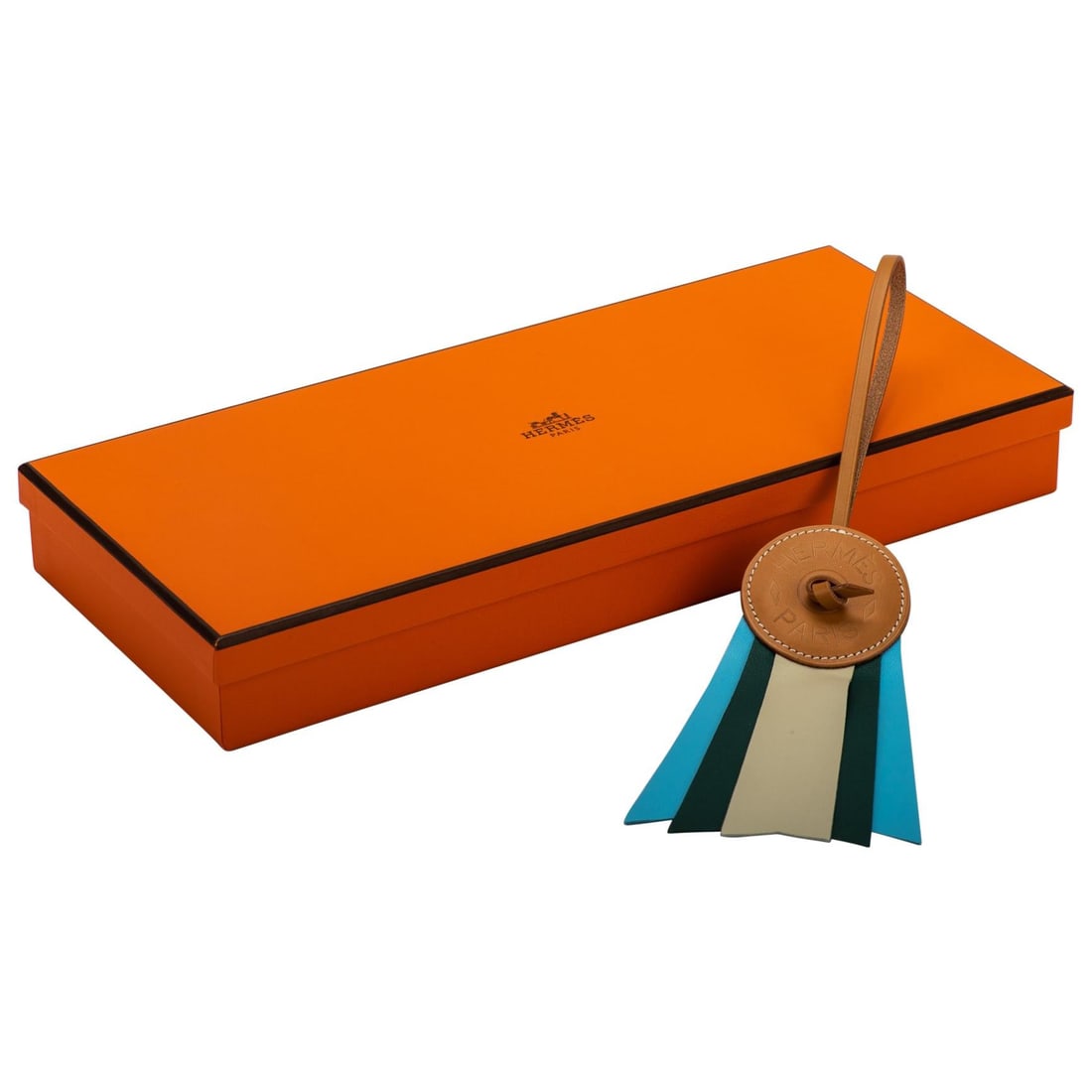 Hermes Blue Paddock Bag Charm in Premium Leather: Hermes Blue Paddock Bag Charm in Premium Leather This exquisite Hermes Blue Paddock Bag Charm is a luxurious accessory crafted from premium leather in a stunning color palette of naturel, parchemin, c