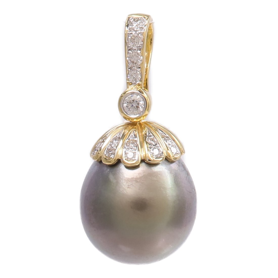 Black Pearl K18 Yellow Gold Pendant Top JEWELRY: Black Pearl K18 Yellow Gold Pendant Top JEWELRY This elegant pendant top features a striking black pearl set in 18K yellow gold. Designed for women, it showcases a sophisticated gray hue that compleme