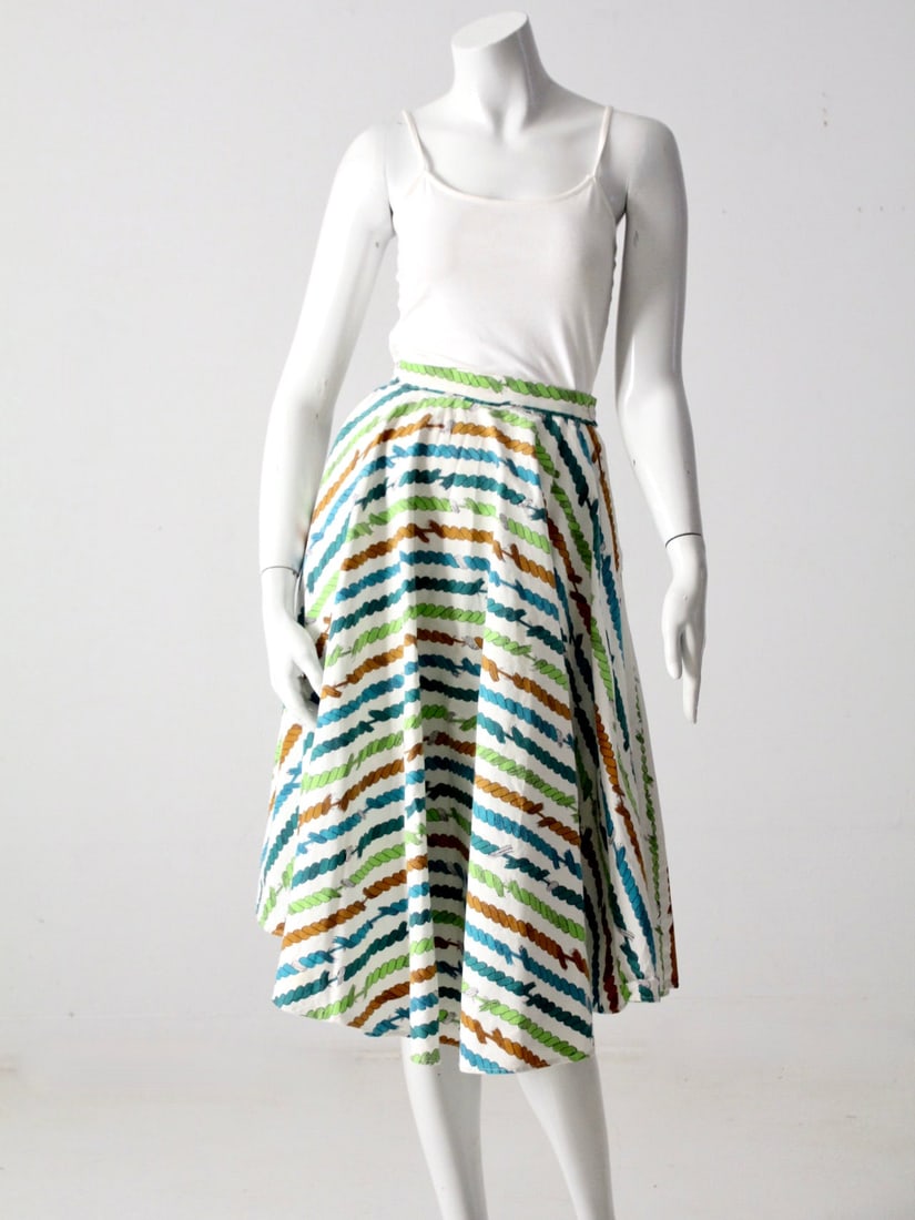 1950s Vintage Circle Skirt White Cotton Novelty Rope Print: 1950s Vintage Circle Skirt White Cotton Novelty Rope Print Step back into the charming style of the 1950s with this vintage circle skirt. Crafted from white cotton, it features a delightful novelty ro