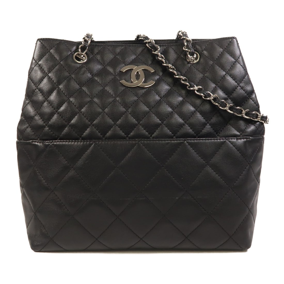 Black Calfskin Leather Chanel CC Shoulder Bag with Silver Tone Chain: Black Calfskin Leather Chanel CC Shoulder Bag with Silver Tone Chain This CHANEL shoulder bag features black calfskin leather, offering a sophisticated and timeless design. Crafted in France, the bag 