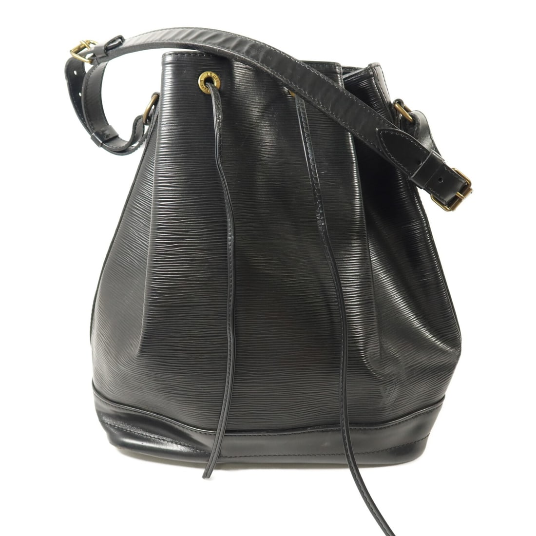 Louis Vuitton Noe Black Epi Calfskin Shoulder Bag GHW M59002: Louis Vuitton Noe Black Epi Calfskin Shoulder Bag GHW M59002 This Louis Vuitton Noe shoulder bag features the iconic Epi leather in black calfskin, complemented by gold-tone hardware. Designed for wom