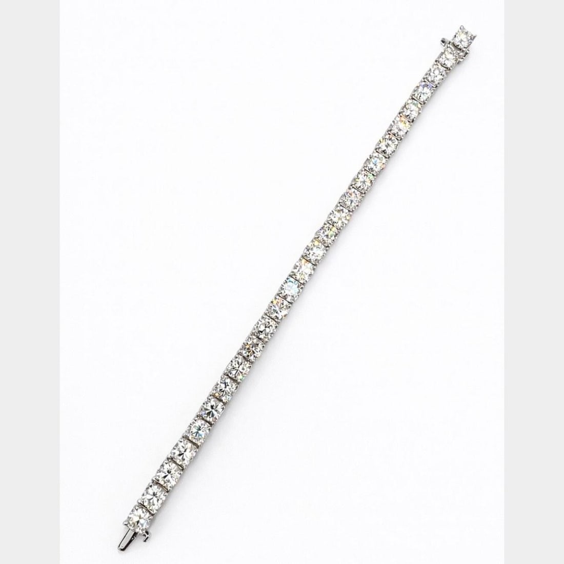 28 Carat Diamond Tennis Bracelet in Platinum 7.5 Inch Length: 28 Carat Diamond Tennis Bracelet in Platinum 7.5 Inch Length This platinum tennis bracelet features approximately 28.00 carats of diamonds, set with 27 stones of F-G color and SI1-SI3 clarity. The bra