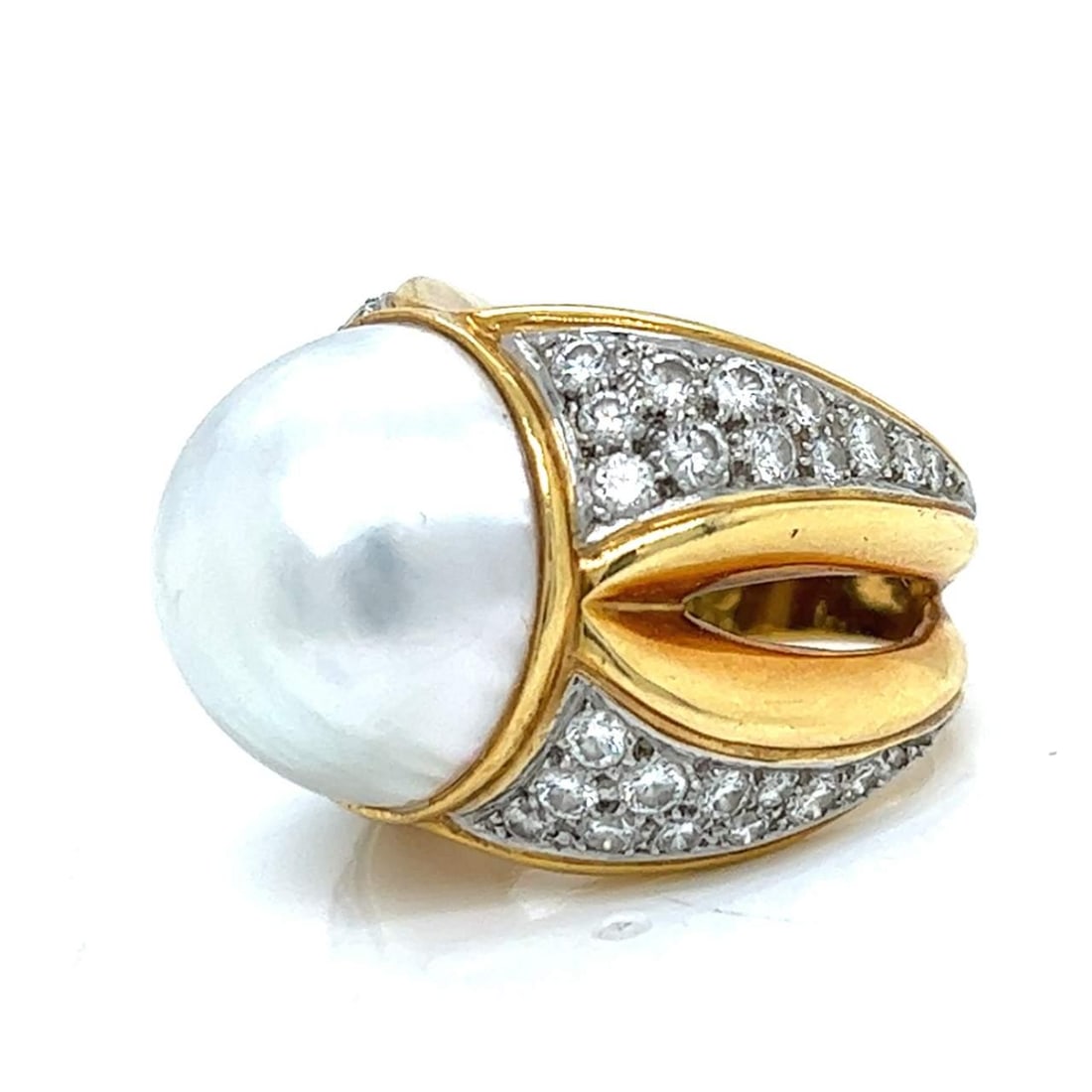 Stunning 18K Yellow Gold South Sea Pearl Diamond Ring: Stunning 18K Yellow Gold South Sea Pearl Diamond Ring This exquisite 18K Yellow Gold cocktail ring features a stunning South Sea pearl complemented by a dazzling array of 48 diamonds. With a total dia