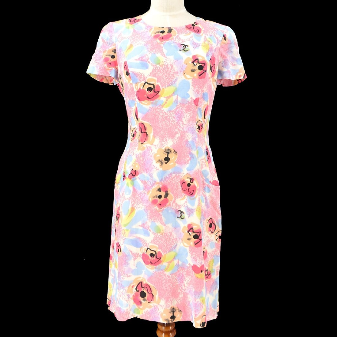 Chanel 97P Pink Silk Short Sleeve Dress with Flower Pattern Size 38: Chanel 97P Pink Silk Short Sleeve Dress with Flower Pattern Size 38 Elevate your summer wardrobe with this stunning Chanel short sleeve dress crafted from 100% silk. Featuring a beautiful flower patte