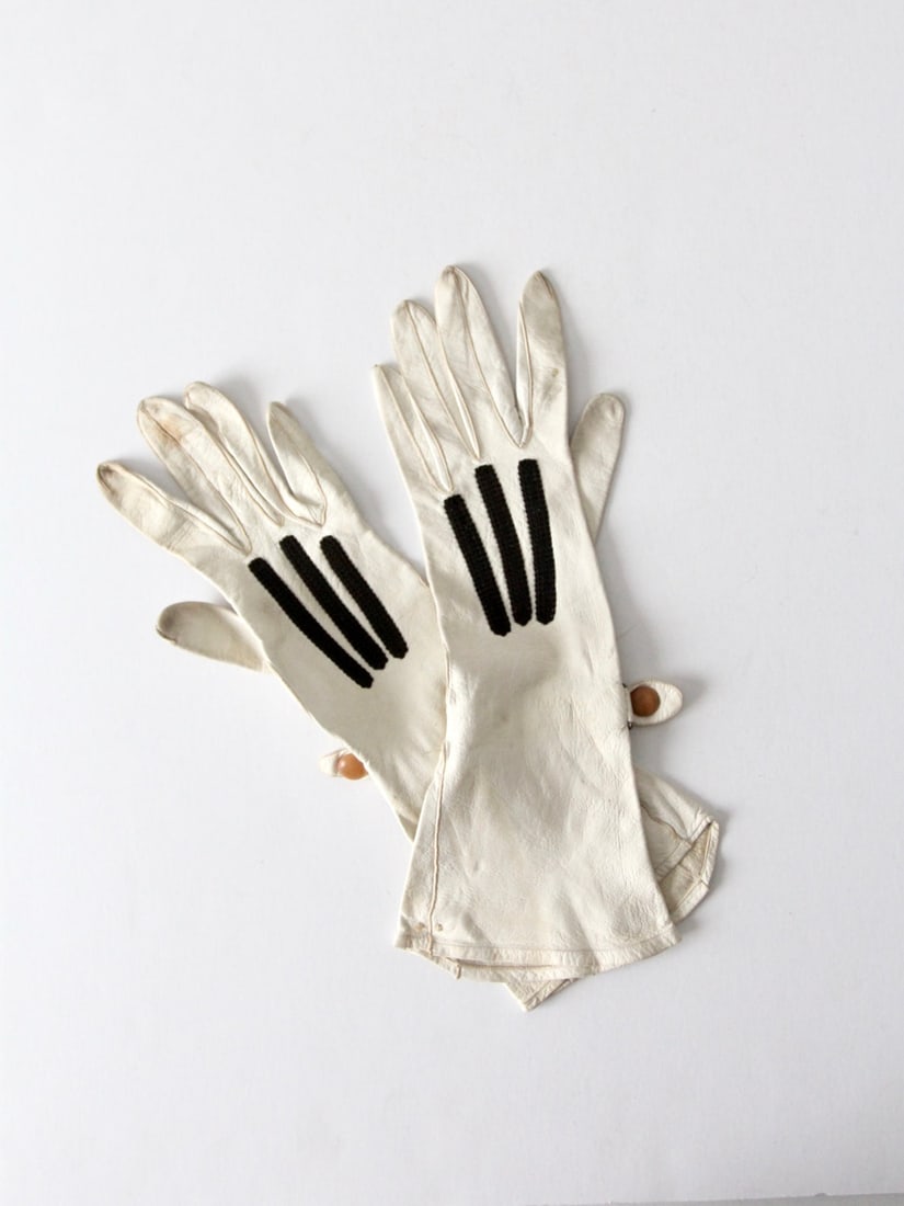 1950s Vintage Leather Driving Gloves with Black Stripes: 1950s Vintage Leather Driving Gloves with Black Stripes Step back in time with these stylish vintage leather driving gloves from the 1950s. Crafted with meticulous attention to detail, these classic w