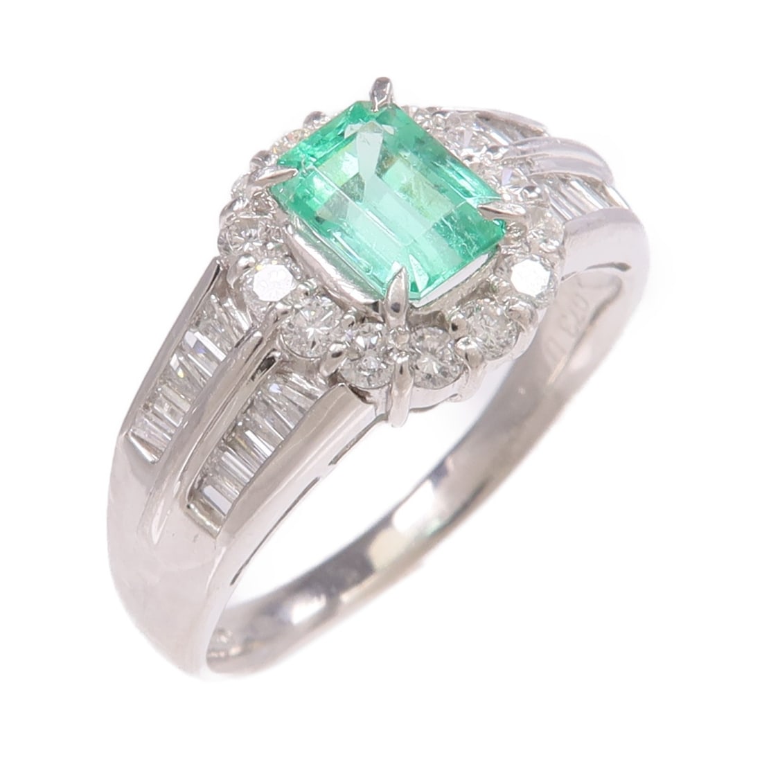 Pt900 Platinum Ring with Emerald and Diamonds Size 7.25: Pt900 Platinum Ring with Emerald and Diamonds Size 7.25 This elegant ring features a vibrant emerald as the main stone, set in high-quality Pt900 platinum. Designed in a classic style, it showcases a 