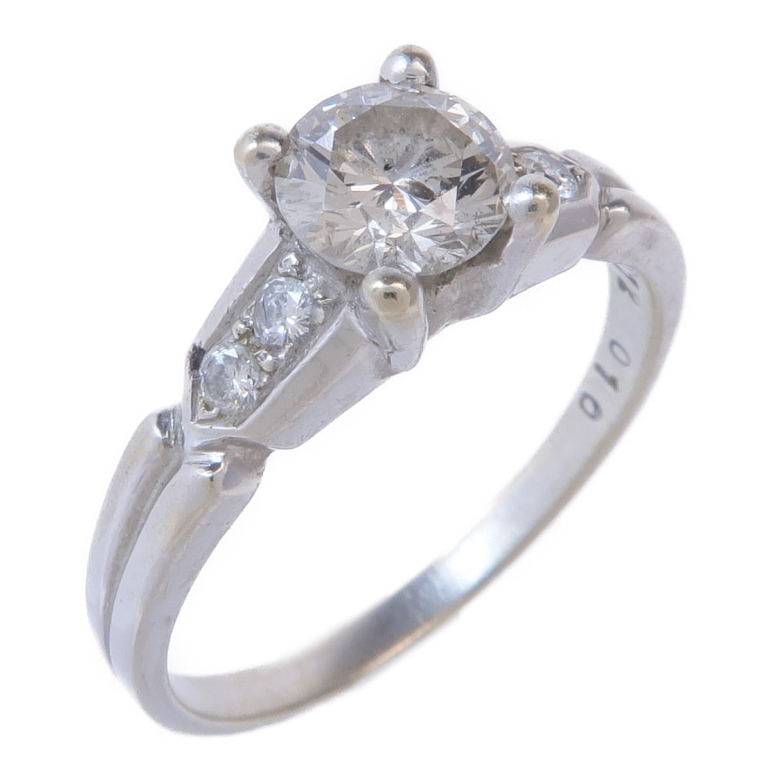 JEWELRY 18K White Gold Diamond Ring Size 7.5: JEWELRY 18K White Gold Diamond Ring Size 7.5 This stunning diamond ring is crafted from 18K white gold, showcasing a clear diamond at its center. With a size of 7.5, this ring perfectly combines elega