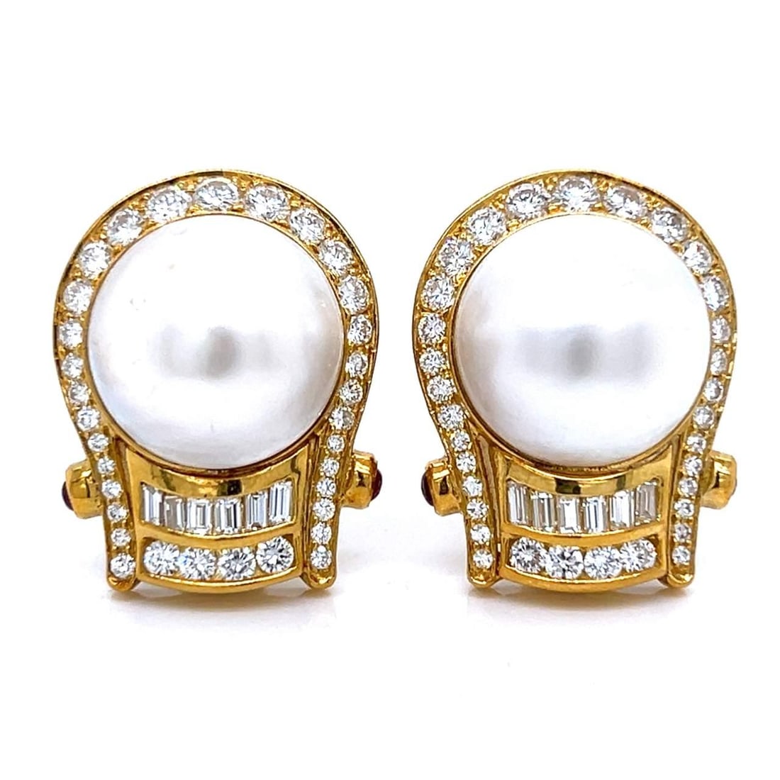 Elegant 18K Yellow Gold Pearl Diamond Earrings 78 Diamonds F-G VVS-VS: Elegant 18K Yellow Gold Pearl Diamond Earrings 78 Diamonds F-G VVS-VS Elevate your elegance with these stunning 18K Yellow Gold Pearl & Diamond Earrings. Expertly crafted, these earrings weigh 33.2 gr