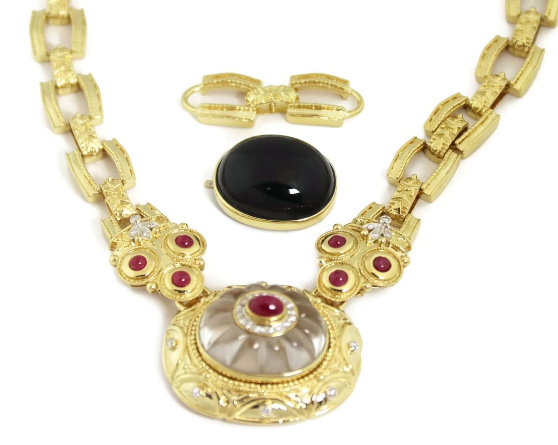 18k Yellow Gold Changeable Ruby Diamond Onyx Pendant Necklace 137g: 18k Yellow Gold Changeable Ruby Diamond Onyx Pendant Necklace 137g Discover this stunning changeable pendant necklace, expertly crafted from 18k yellow gold featuring both polished and textured finish