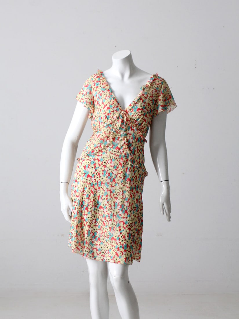Max Studio Vintage Floral Dress Poppy Red Ruffle Trim: Max Studio Vintage Floral Dress Poppy Red Ruffle Trim This Vintage Floral Dress by Max Studio Speciality Products features a vibrant poppy red fabric adorned with blue and yellow floral patterns. The 