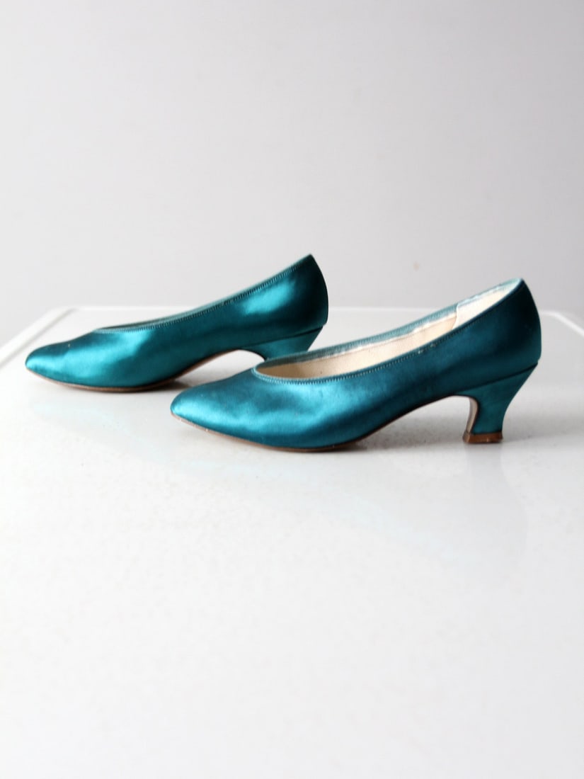 1990s Vintage Turquoise Satin Pumps 2 Inch Heel Size 8.5 M: 1990s Vintage Turquoise Satin Pumps 2 Inch Heel Size 8.5 M Step into style with these vintage satin pumps, featuring a striking turquoise blue hue and a fashionable 2-inch heel. Perfectly embodying th