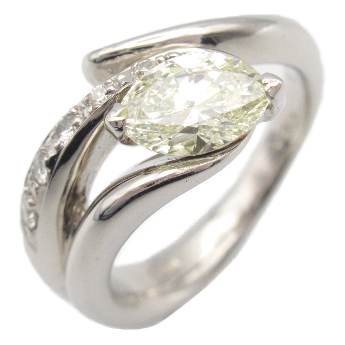 JEWELRY Diamond Ring in PT900 Platinum Size 5.25: JEWELRY Diamond Ring in PT900 Platinum Size 5.25 This exquisite diamond ring is crafted from high-quality PT900 platinum, ensuring both durability and elegance. The ring features a stunning diamond as