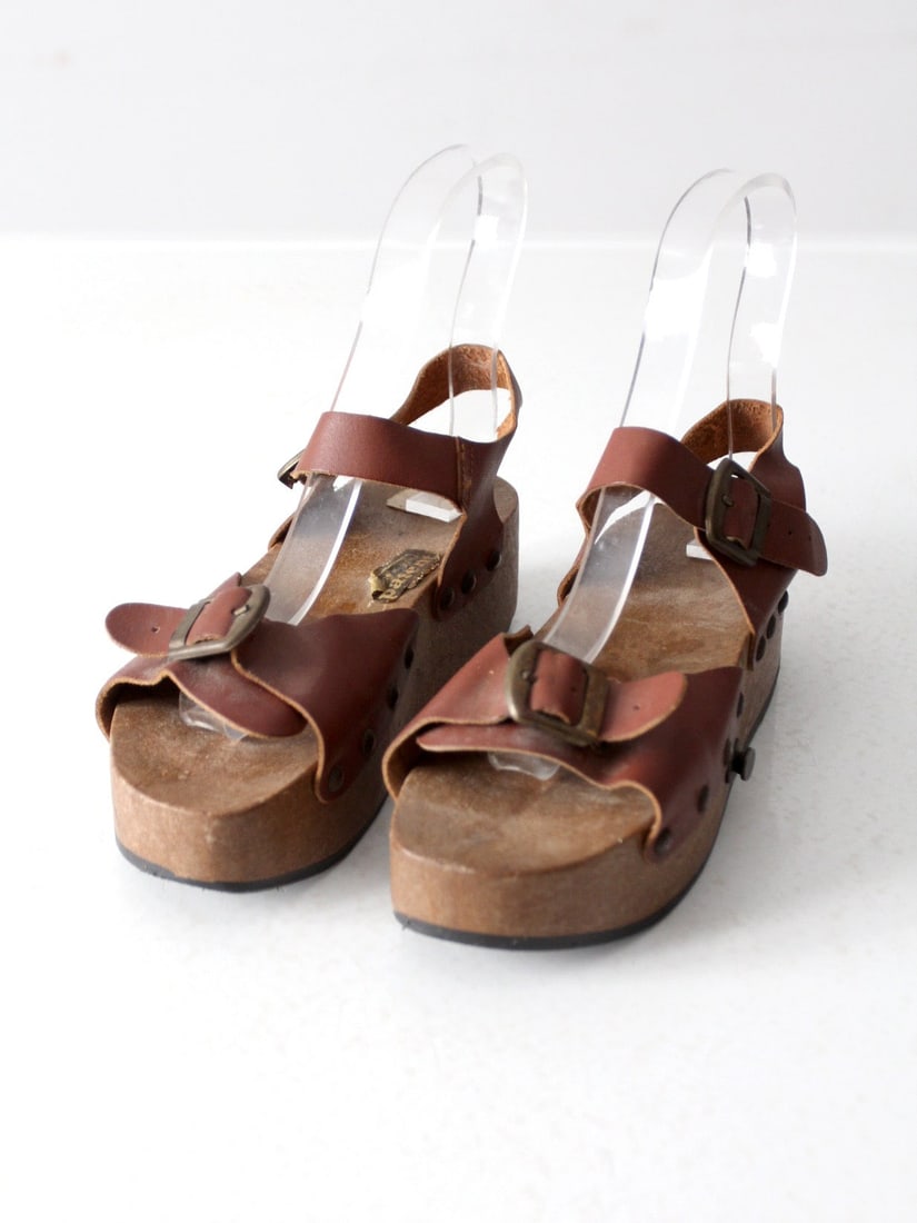 Vintage Omina Sandals with Pop-Up Wheels Made in Italy: Vintage Omina Sandals with Pop-Up Wheels Made in Italy Step back in time with these vintage Omina sandals, a unique blend of style and functionality. Crafted with a sturdy wood platform and elegant le