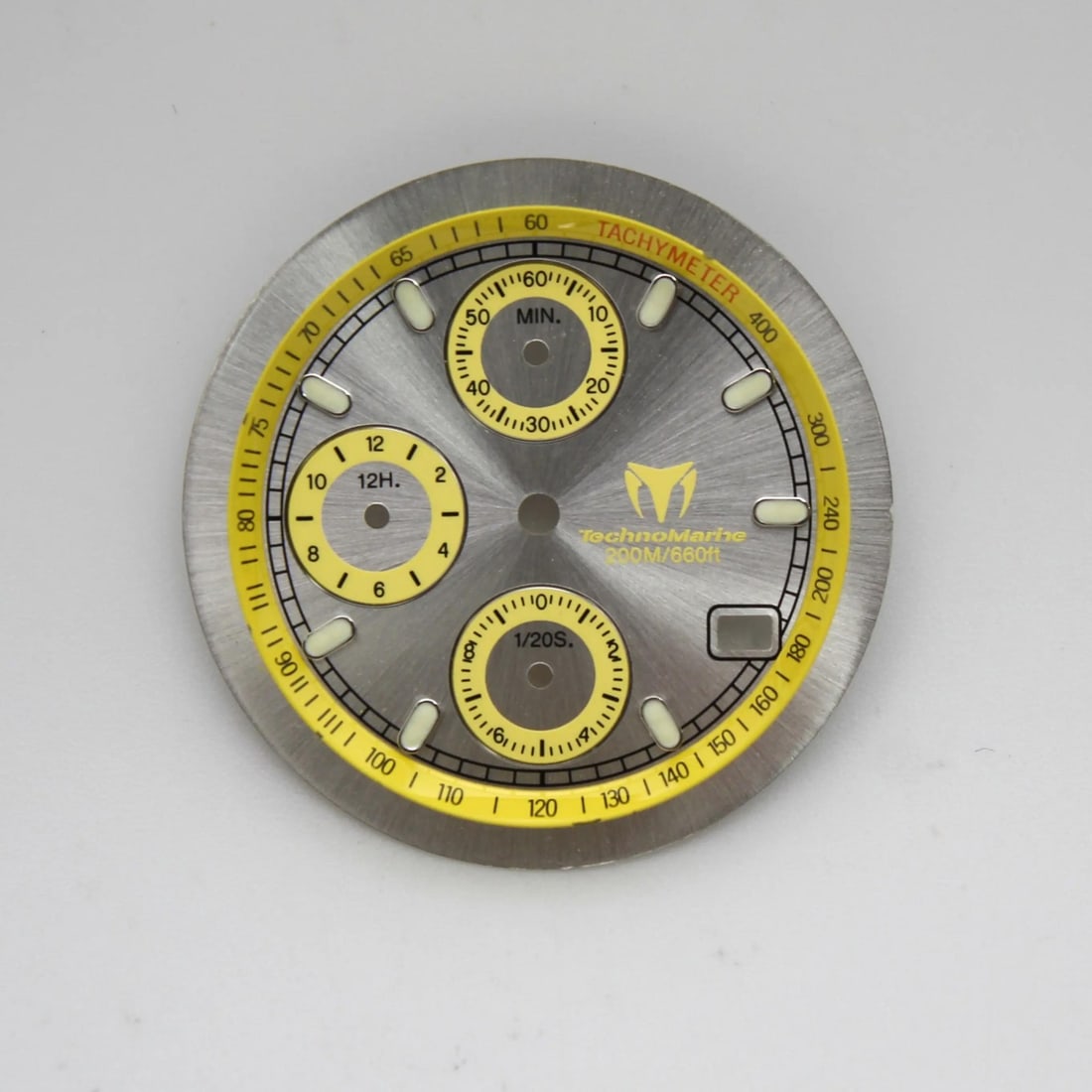 Technomarine Cruise 30mm Silver Yellow Dial for 36mm Watch: Technomarine Cruise 30mm Silver Yellow Dial for 36mm Watch Enhance your Technomarine Cruise watch with this striking 30mm silver dial featuring yellow sub-dials, designed for a sporty look. This unwor