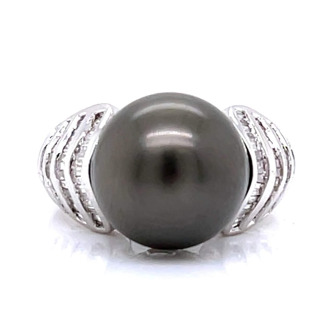 Stunning 18K White Gold South Sea Pearl Diamond Ring 1.20 Ct: Stunning 18K White Gold South Sea Pearl Diamond Ring 1.20 Ct This exquisite 18K White Gold Ring features a stunning 12.5mm South Sea Pearl at its center, surrounded by 120 sparkling Diamonds totaling 