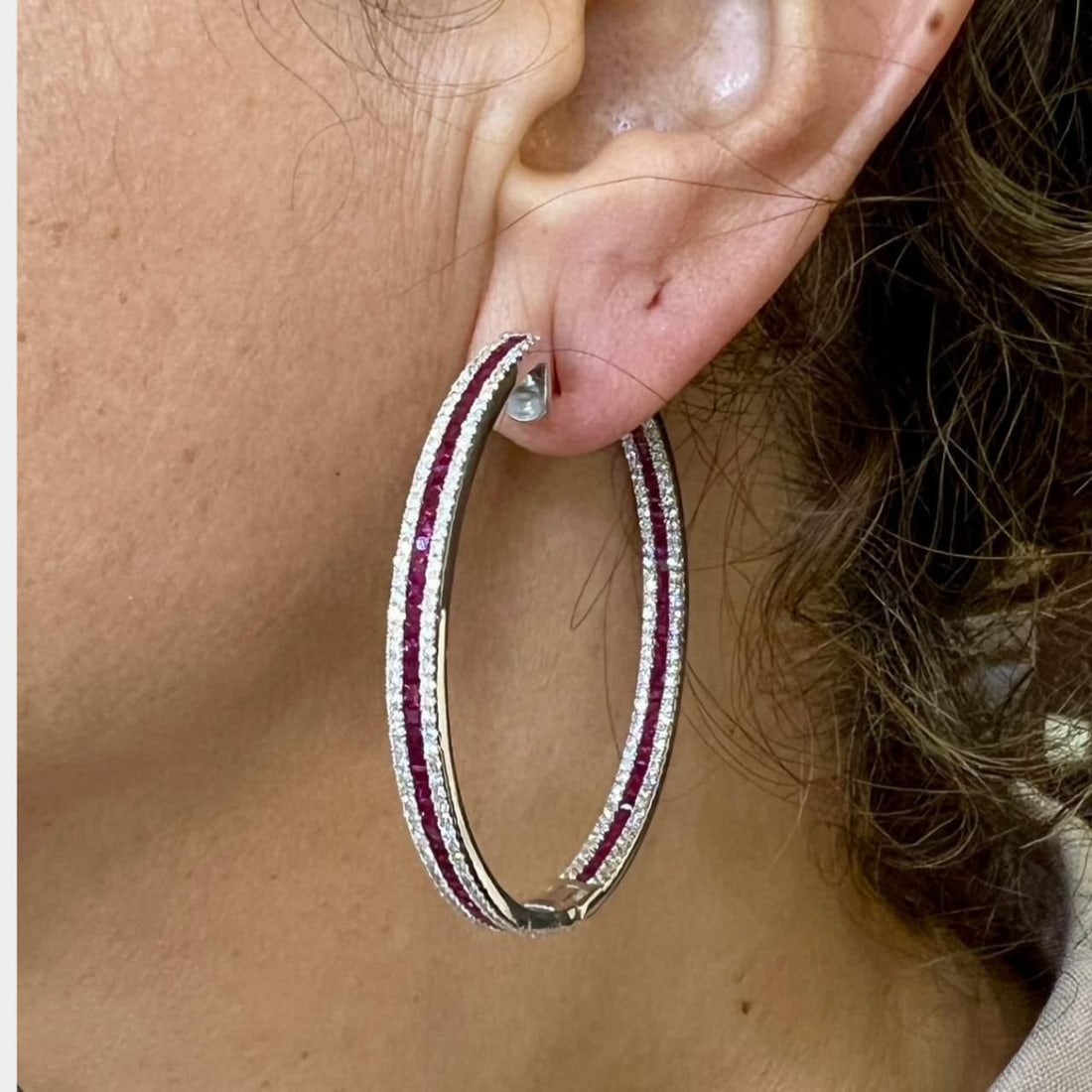 Elegant 18K White Gold Ruby Diamond Hoop Earrings 2 Inches: Elegant 18K White Gold Ruby Diamond Hoop Earrings 2 Inches These stunning 18K white gold hoop earrings feature a beautiful design adorned with 440 diamonds and 182 rubies. The diamonds, weighing a tot