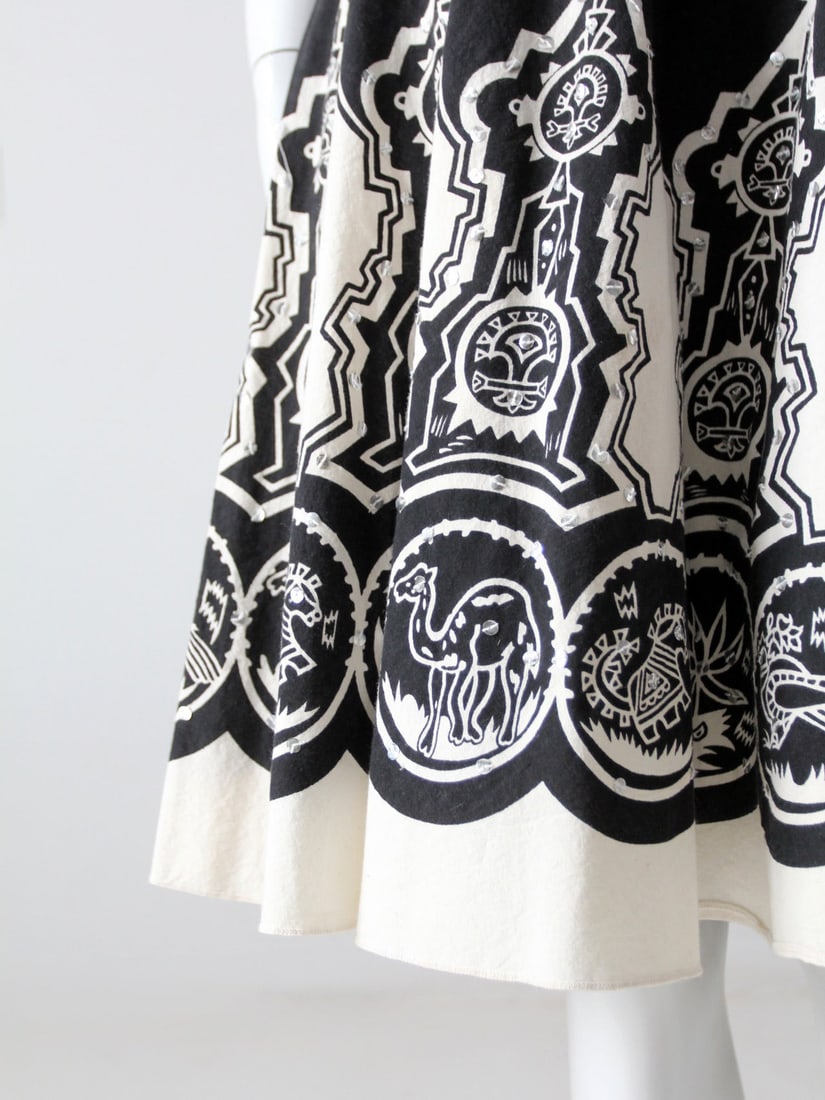 Vintage Boho Sequin Skirt Black White Indian Style: Vintage Boho Sequin Skirt Black White Indian Style Elevate your wardrobe with this Vintage Boho Print Sequin Skirt, featuring a striking black and white Indian style design. The skirt boasts a full si