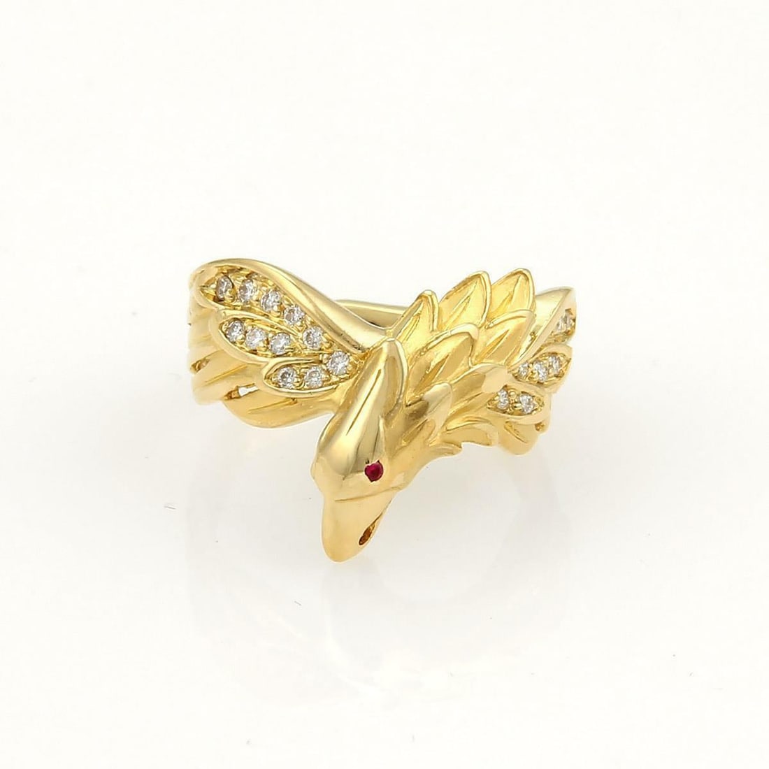 Carrera y Carrera Eagle Ring in 18K Yellow Gold with Diamonds and Ruby: Carrera y Carrera Eagle Ring in 18K Yellow Gold with Diamonds and Ruby This exquisite Carrera y Carrera ring is crafted from solid 18K yellow gold, showcasing a stunning eagle's head design with wings