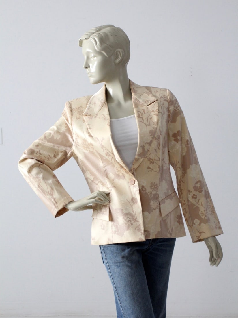 Chic 1980s Vintage Serge Dana Floral Print Blazer by Artal: Chic 1980s Vintage Serge Dana Floral Print Blazer by Artal Discover this stylish 1980s vintage Serge Dana by Artal blazer, featuring a chic abstract floral print in beige, cream, and pink tones. The b