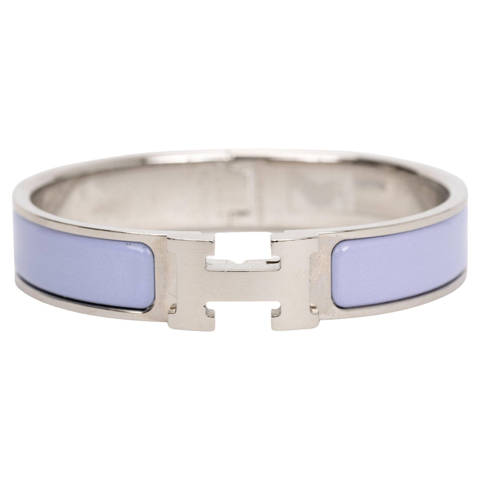 Hermes Clic Clac H Bracelet Lilac Enamel Palladium 2023: Hermes Clic Clac H Bracelet Lilac Enamel Palladium 2023 This exquisite Hermes Clic Clac H bracelet features a charming lilac enamel design complemented by palladium-plated hardware. Crafted in France,