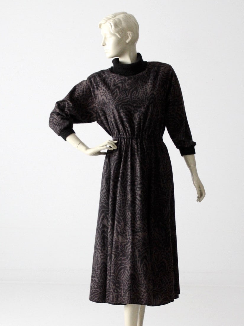 1970s Vintage Animal Print Midi Dress with Pockets: 1970s Vintage Animal Print Midi Dress with Pockets Step back into the 1970s with this stunning vintage animal print midi dress. Crafted from felted cotton, this dress showcases a dark animal print des