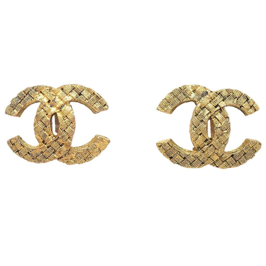 Gold Plated Clip-On Earrings Chanel CC Logo Design 2913: Gold Plated Clip-On Earrings Chanel CC Logo Design 2913 These Chanel earrings feature the iconic CC logo design with a gold plated finish and clip-on closure. The classic logo theme and gold color mak