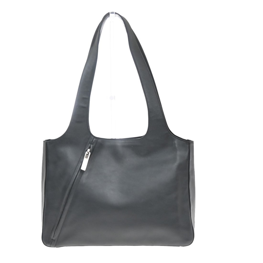 Black Leather Vintage Shoulder Purse by Salvatore Ferragamo: Black Leather Vintage Shoulder Purse by Salvatore Ferragamo This Salvatore Ferragamo vintage shoulder bag is crafted from black leather and designed for women. Made in Italy, it features a classic sil