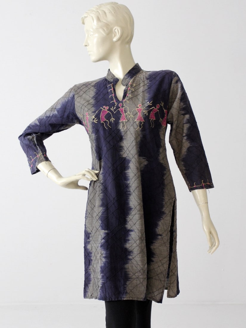 Boho Vintage Tie-Dye Kurta with Embroidery in Blue and Gray: Boho Vintage Tie-Dye Kurta with Embroidery in Blue and Gray This vintage tie-dye kurta is a perfect blend of bohemian style and comfort. Crafted with attention to detail, it features a stunning tie-dy