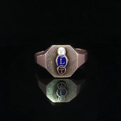 Art Nouveau 10k Gold FLT Enamel Signet Ring Size 12.5: Art Nouveau 10k Gold FLT Enamel Signet Ring Size 12.5 This antique Art Nouveau signet ring is crafted from solid 10k rosy yellow gold and features intricate white, black, and blue enamel work. The rin