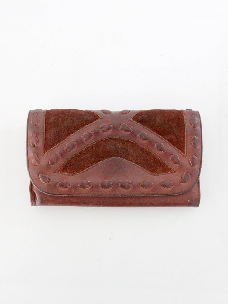 1970s Vintage Leather Clutch Wallet with Suede Inlay: 1970s Vintage Leather Clutch Wallet with Suede Inlay Discover this charming vintage 1970s leather wallet, perfect for both everyday use and special occasions. Crafted from rich rust brown leather, it 