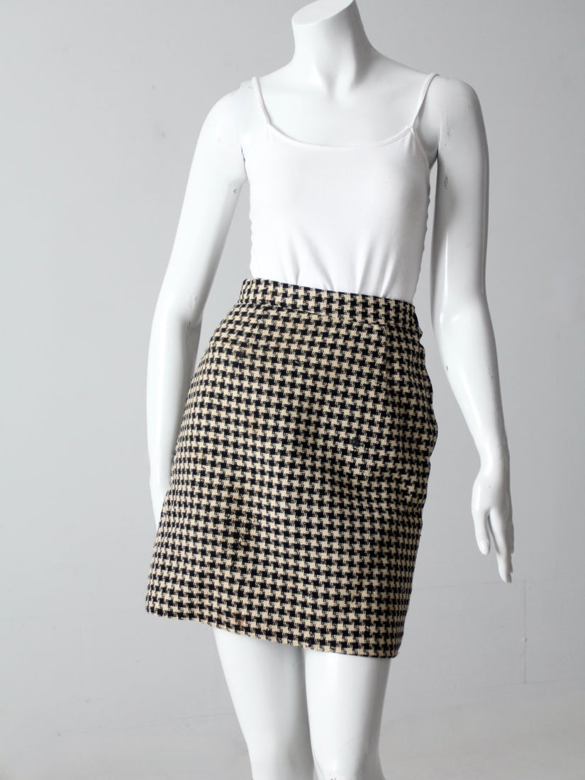1960s Vintage Houndstooth Mini Skirt Black Cream Retro Style: 1960s Vintage Houndstooth Mini Skirt Black Cream Retro Style Step back in time with this authentic 1960s vintage houndstooth skirt. This mini fitted skirt showcases a classic woven houndstooth pattern