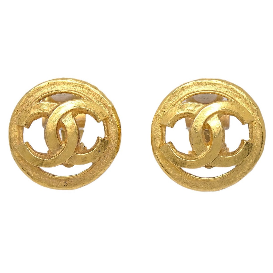 Chanel Gold Tone Logo Button Clip-On Earrings France: Chanel Gold Tone Logo Button Clip-On Earrings France These Chanel button-shaped clip-on earrings feature a gold-tone finish and showcase the iconic logo design. Made in France, they offer a classic an