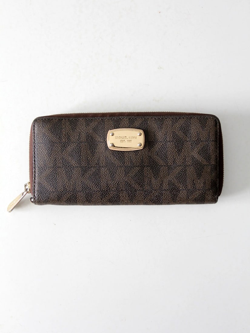 Michael Kors Jet Set Travel Wallet Brown Monogram Gold Tone: Michael Kors Jet Set Travel Wallet Brown Monogram Gold Tone This Michael Kors Jet Set Travel Continental Wallet features a classic brown monogram coated canvas and a gold-tone logo plate, embodying ti