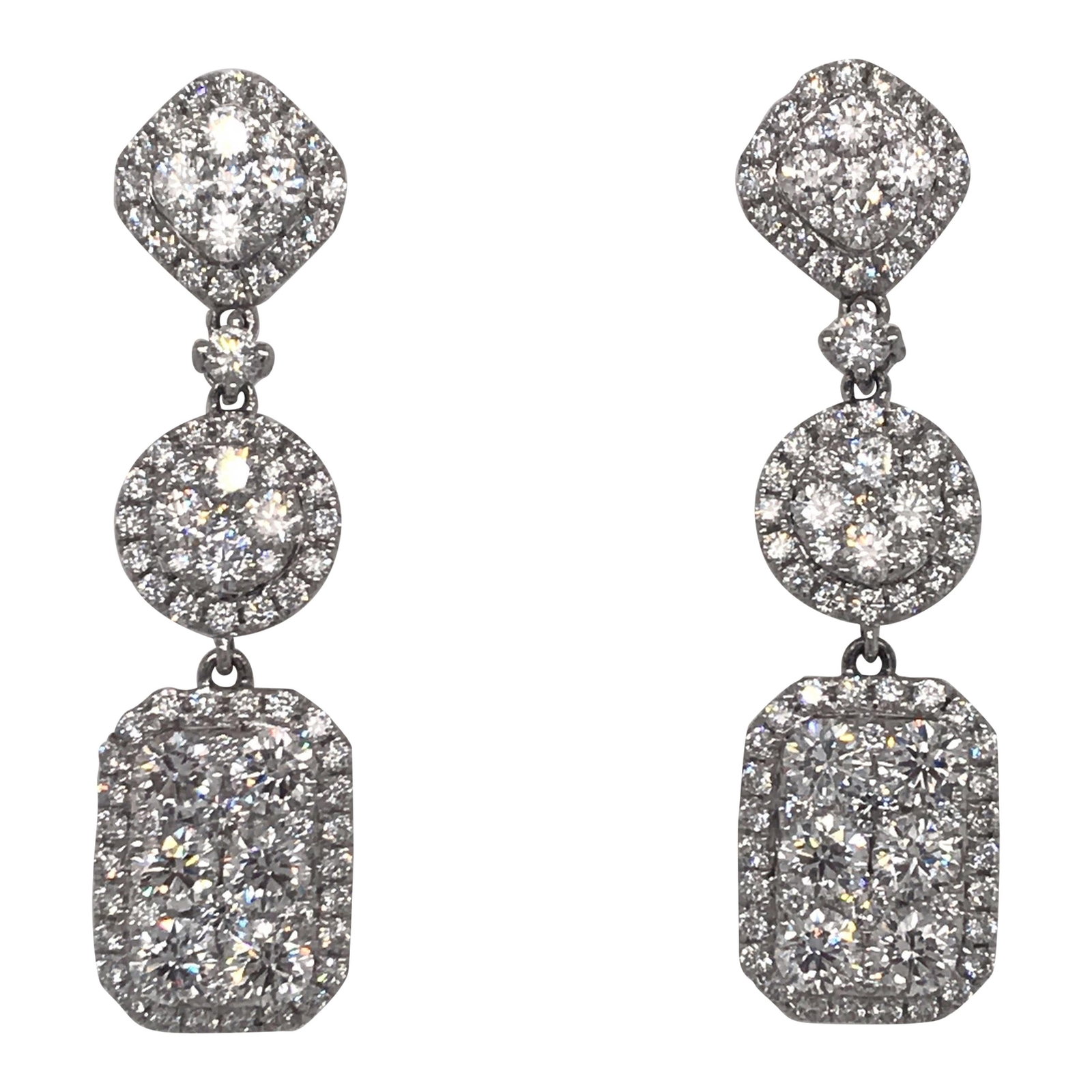 Harbor Diamonds 4.35ct Diamond Drop Earrings in 18K White Gold: Harbor Diamonds 4.35ct Diamond Drop Earrings in 18K White Gold Elevate your elegance with these stunning Diamond Drop Earrings crafted from 18K White Gold. These contemporary earrings feature a total 