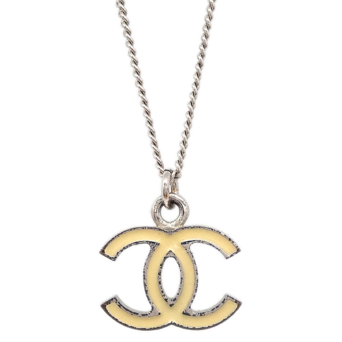 Chanel CC Silver Plated Chain Necklace Pendant 07V: Chanel CC Silver Plated Chain Necklace Pendant 07V This exquisite Chanel CC Chain Necklace features a stunning silver-plated pendant, showcasing the iconic Chanel logo. The chain style adds a touch of
