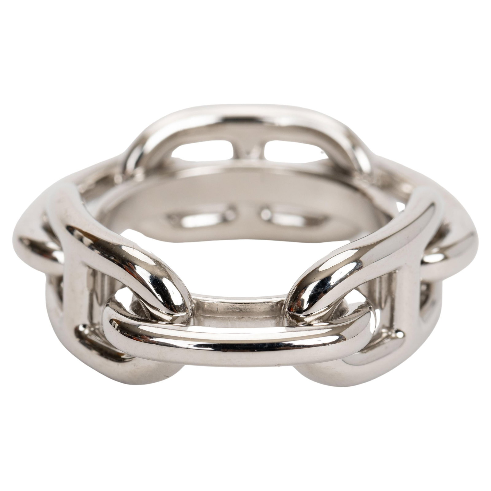 Hermes Chaine D'Ancre Scarf Ring with Palladium Hardware: Hermes Chaine D'Ancre Scarf Ring with Palladium Hardware Elevate your scarf styling with the Hermes Chaine D'Ancre Scarf Ring. This exquisite accessory features palladium hardware, ensuring both durab