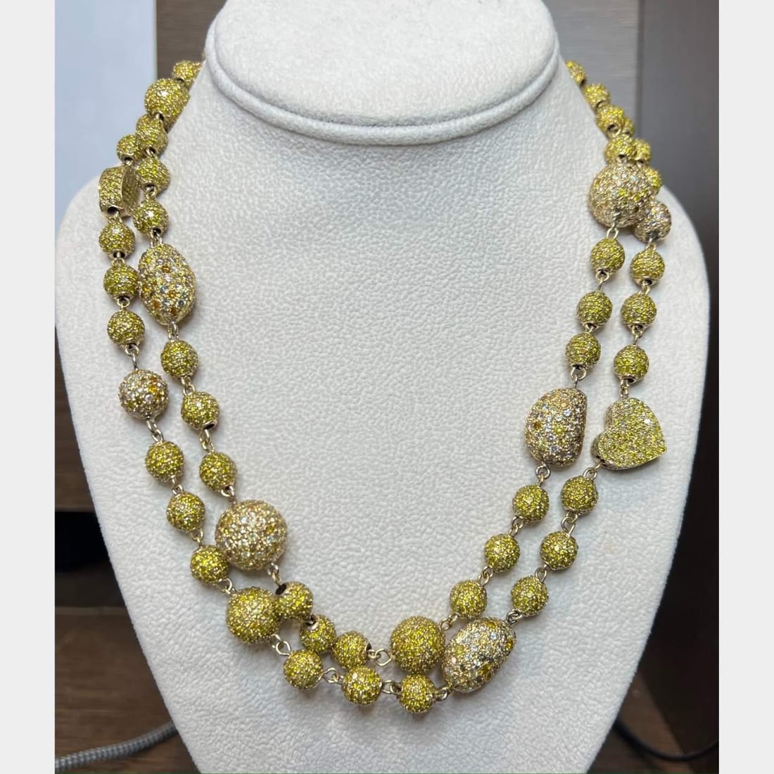 Elegant 18K 14K Yellow Gold Necklace with 94.50 Ct Fancy Yellow Diamonds: Elegant 18K 14K Yellow Gold Necklace with 94.50 Ct Fancy Yellow Diamonds This exquisite necklace features a stunning combination of 18K and 14K yellow gold, adorned with approximately 94.50 carats of 