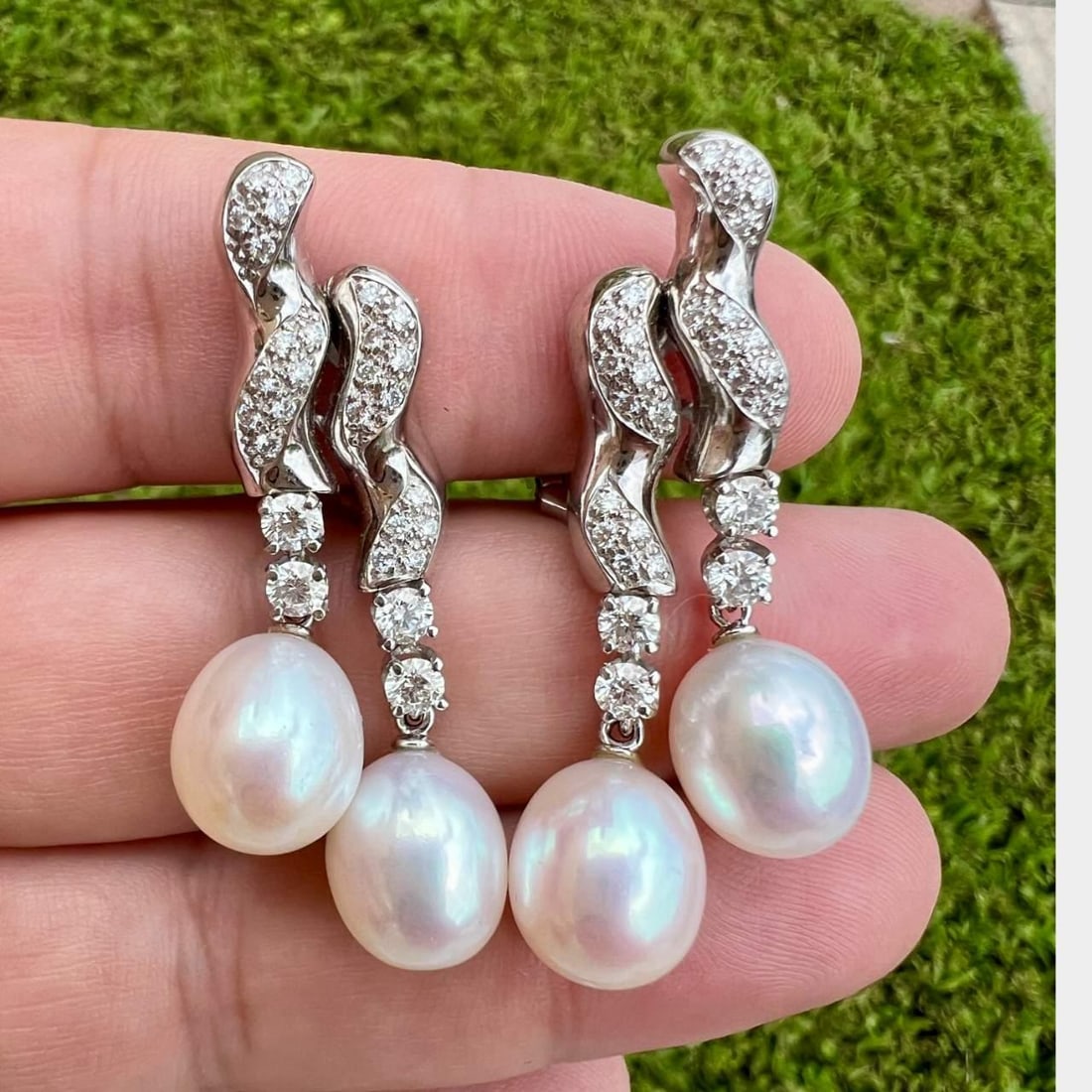 18K White Gold Diamond Pearl Earrings 1.40 Ct E-G VVS-VS 1.75 inches: 18K White Gold Diamond Pearl Earrings 1.40 Ct E-G VVS-VS 1.75 inches Elevate your elegance with these stunning 18K White Gold earrings featuring approximately 1.40 carats of exquisite diamonds and fou