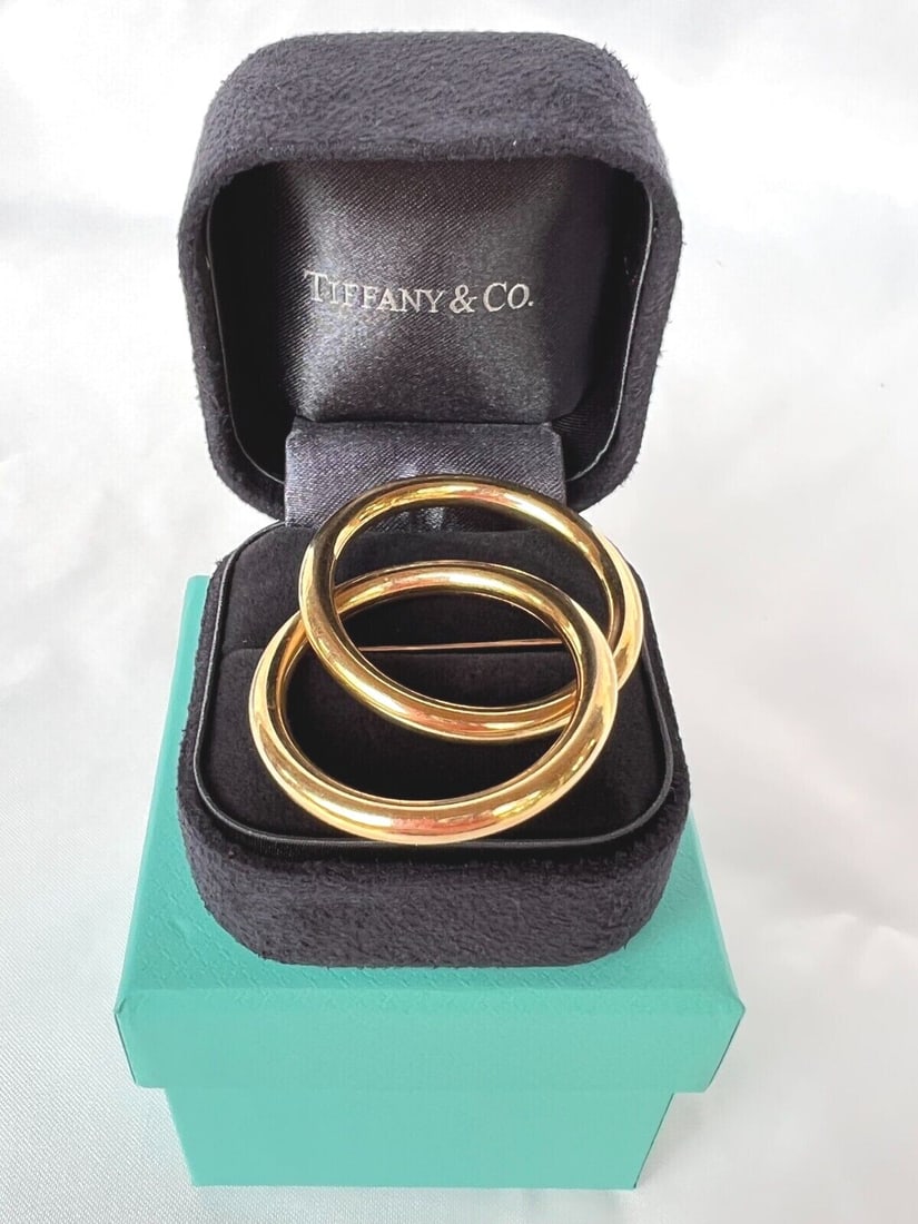 Tiffany & Co 14K Yellow Gold Brooch with Box: Tiffany & Co 14K Yellow Gold Brooch with Box Presenting a stunning Tiffany & Co. brooch crafted in 14K yellow gold. This exquisite piece weighs 6.70 grams and features intricate detail and craftsmansh