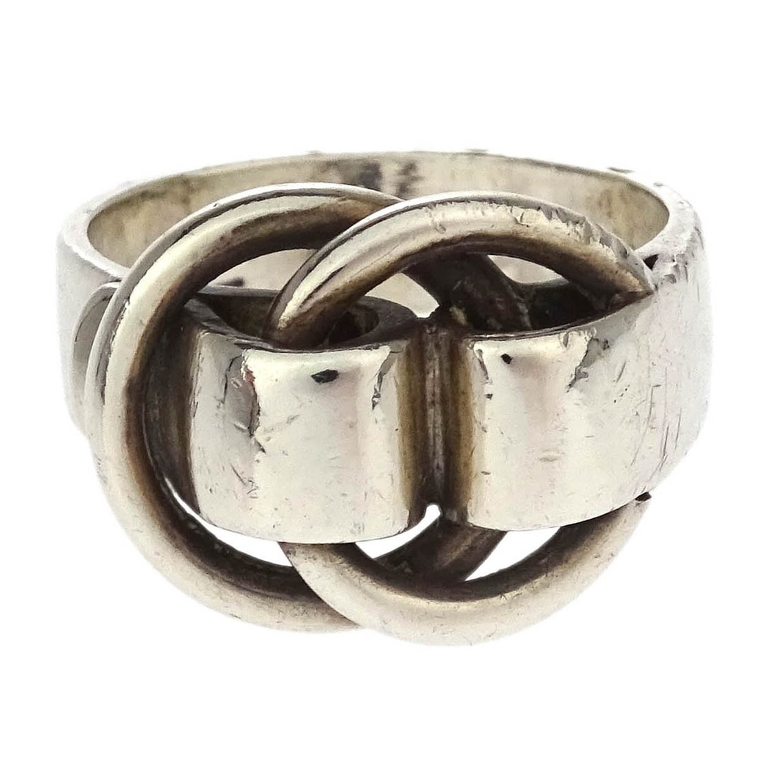Vintage Hermes Deux Anneaux Silver Ring Size 49: Vintage Hermes Deux Anneaux Silver Ring Size 49 This vintage Hermes Deux Anneaux ring is crafted in silver and features a classic round shape. The ring is size 49, making it a chic addition to any jew