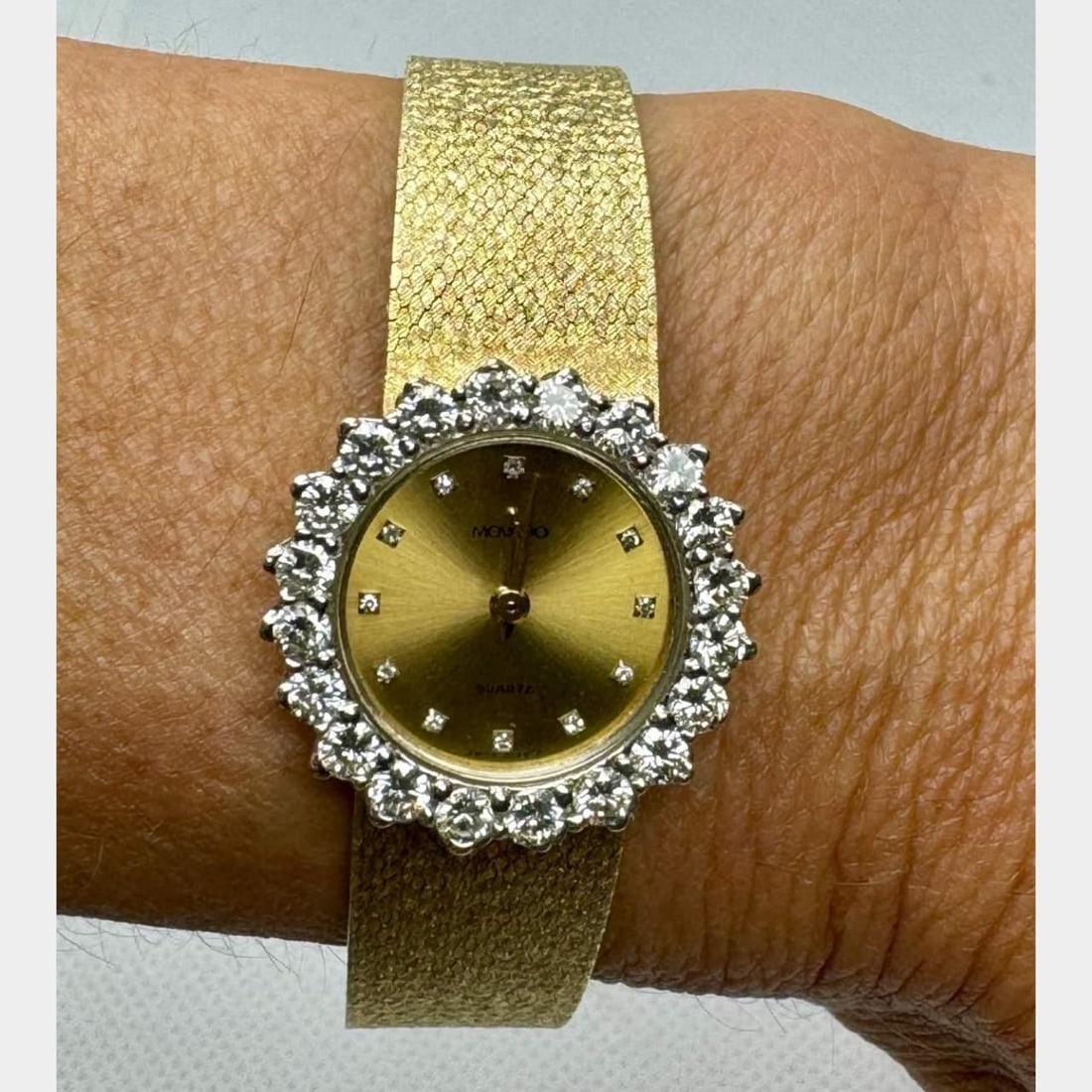MOVADO 14K Yellow Gold Diamond Ladies Watch 2.50 Ct Quartz: MOVADO 14K Yellow Gold Diamond Ladies Watch 2.50 Ct Quartz This exquisite MOVADO ladies watch is crafted from 14K yellow gold, exuding elegance and style. It features a total of 32 dazzling diamonds w