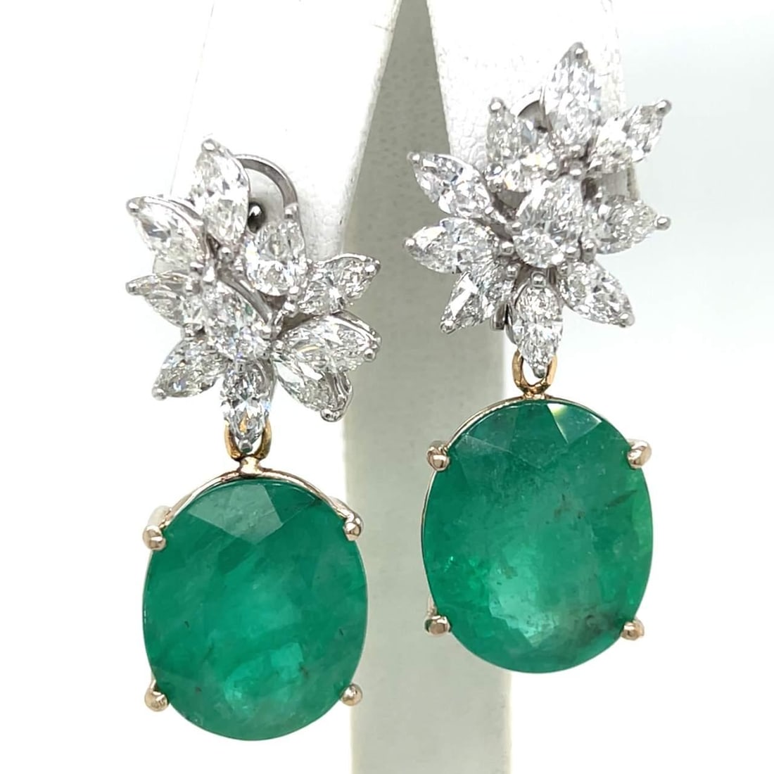 Stunning 18K White Gold Emerald Diamond Earrings 30.00 Ct: Stunning 18K White Gold Emerald Diamond Earrings 30.00 Ct Elevate your style with these stunning 18K White Gold Emerald & Diamond Earrings. Weighing 19.6 grams, each earring is adorned with two exquis